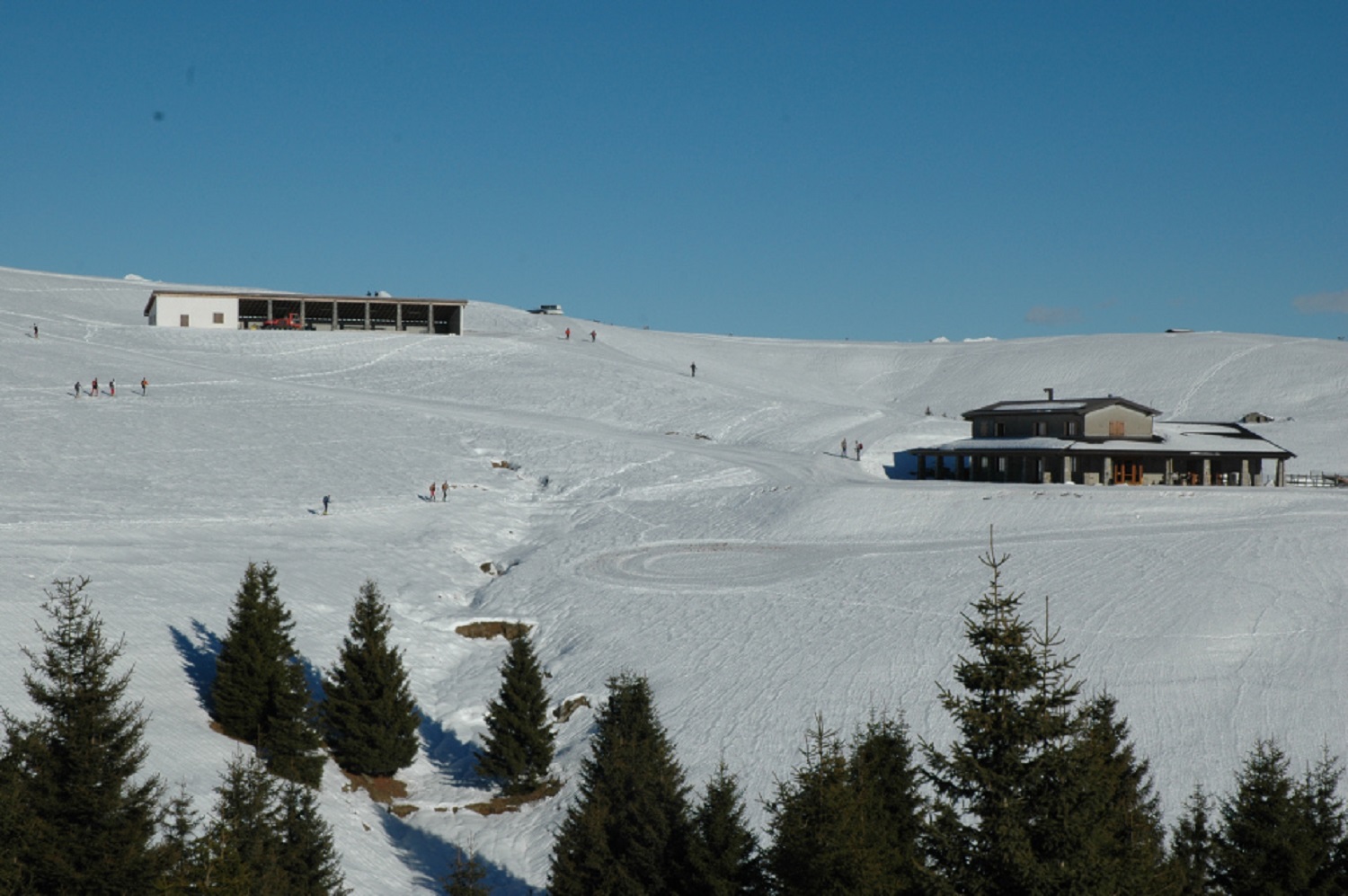 rifugio-pian-de-la-palu-con-pista-di-atterraggio-per-elicotteri